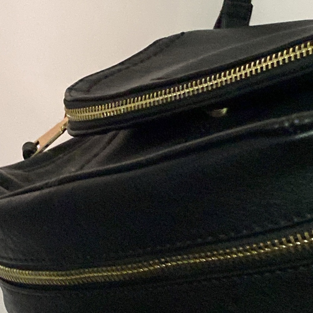ANTIK KRAFT Elegant Black Crossbody Bag ZIP AROUND ADJ STRAP GOLD HARDWEAR CLEAN - Picture 2 of 16